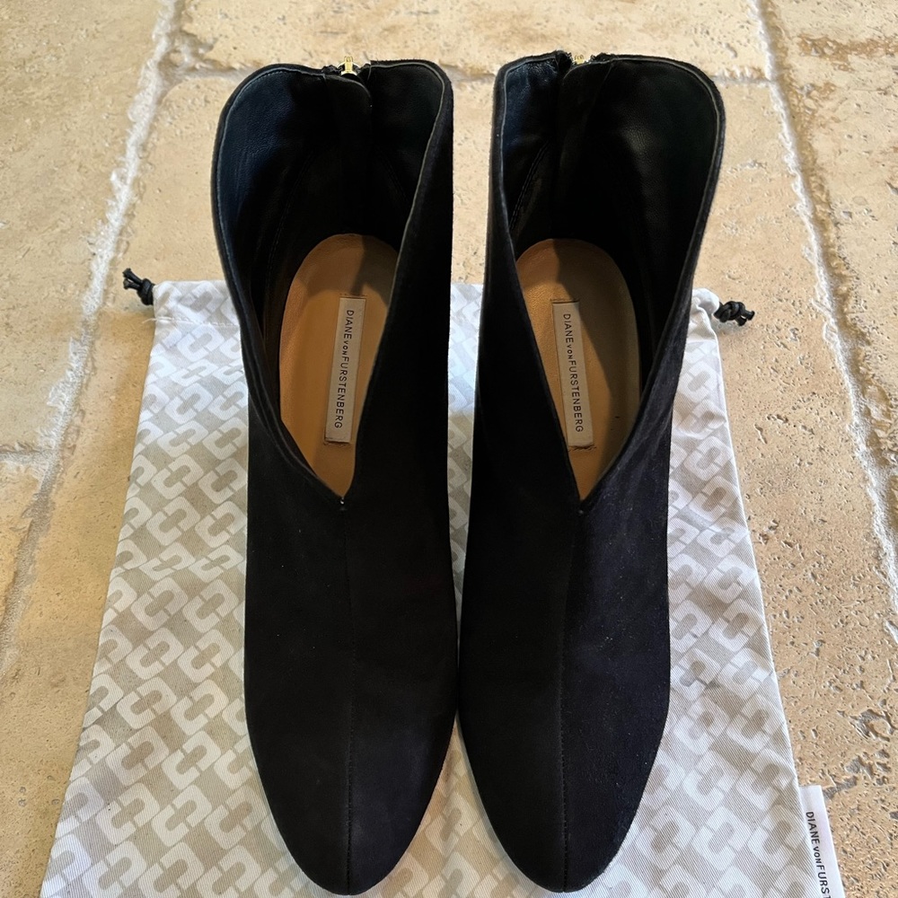 DIANE VON FURSTENBERG Black Suede Booties (10)